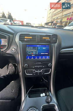 Седан Ford Fusion 2019 в 