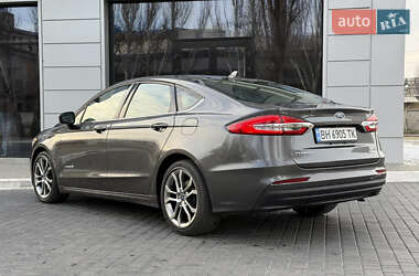 Седан Ford Fusion 2019 в 
