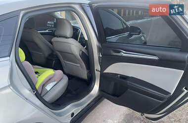 Седан Ford Fusion 2015 в 