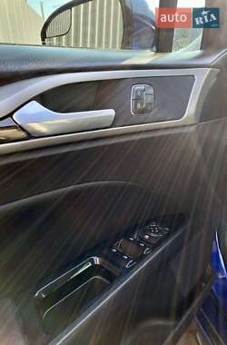 Седан Ford Fusion 2015 в 