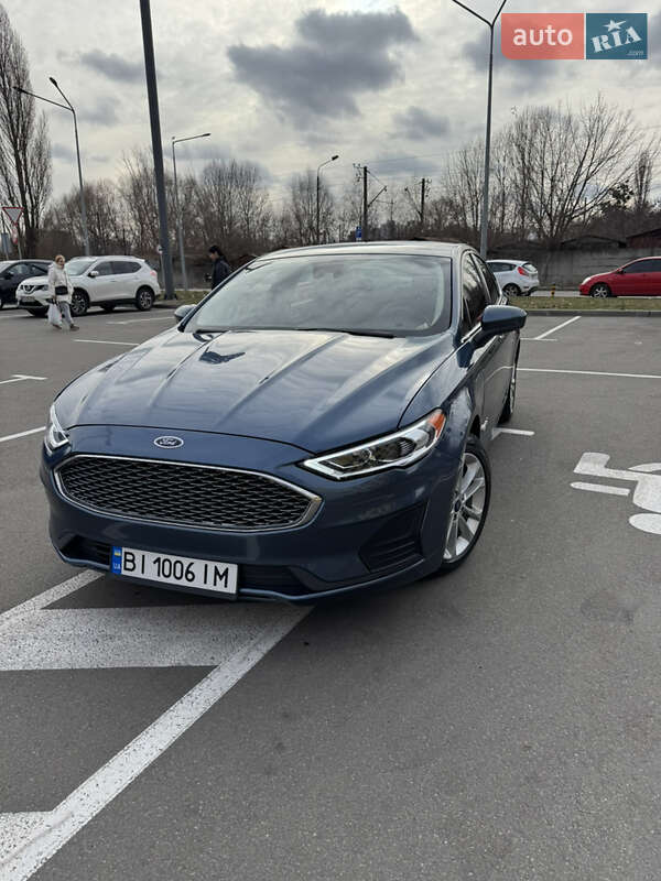 Седан Ford Fusion 2019 в 