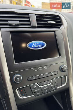 Седан Ford Fusion 2019 в 