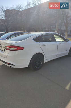 Седан Ford Fusion 2017 в 