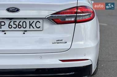 Седан Ford Fusion 2019 в 