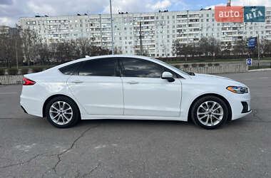 Седан Ford Fusion 2019 в 