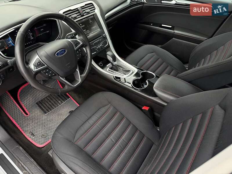 Седан Ford Fusion 2015 в Ровно