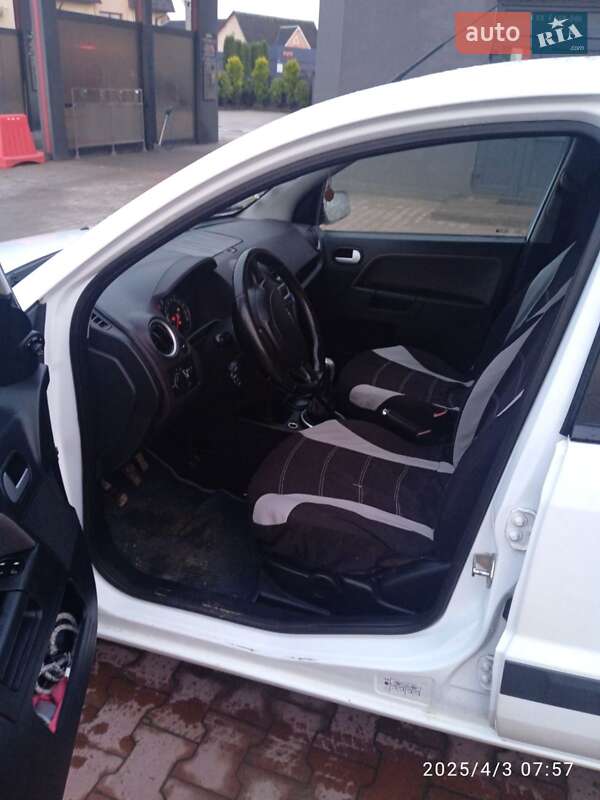 Хэтчбек Ford Fusion 2009 в Долине