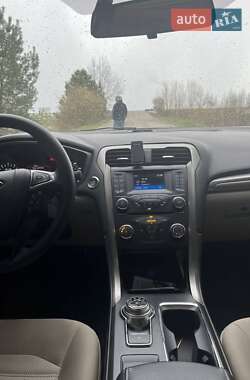 Седан Ford Fusion 2016 в 