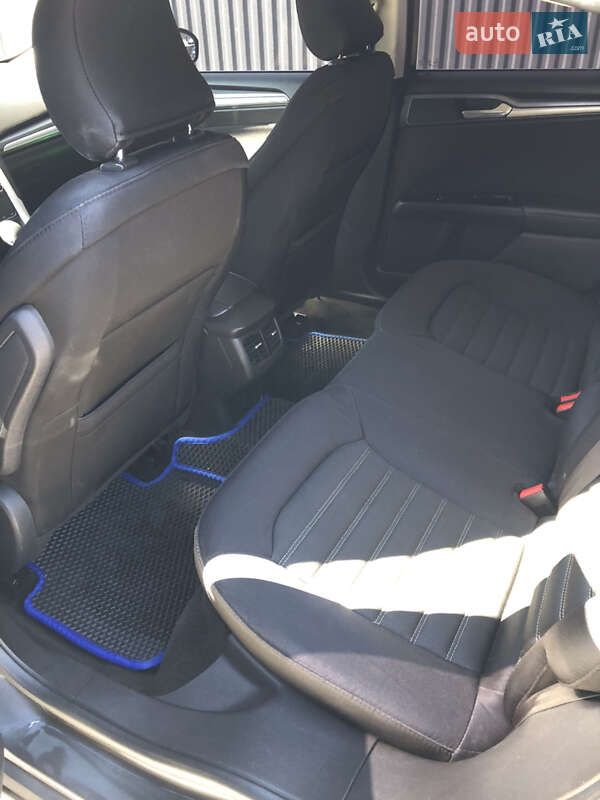 Седан Ford Fusion 2015 в Полонному