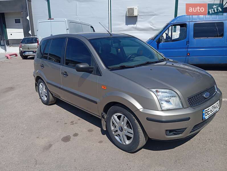 Хэтчбек Ford Fusion 2004 в 