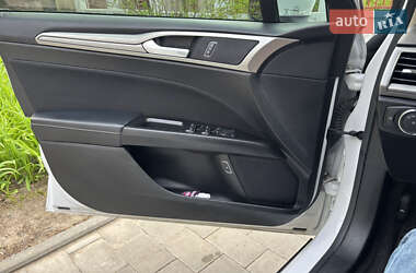 Седан Ford Fusion 2017 в 