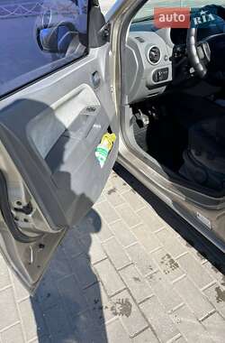 Хэтчбек Ford Fusion 2003 в 