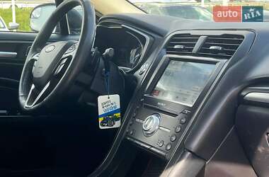 Седан Ford Fusion 2016 в 