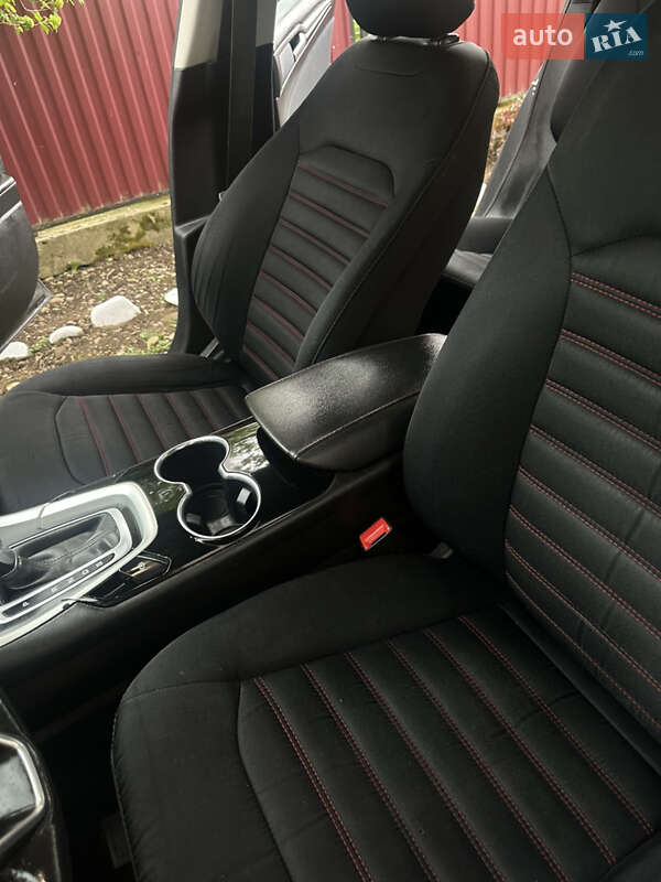 Седан Ford Fusion 2015 в Чернівцях