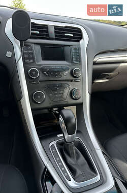 Седан Ford Fusion 2015 в 