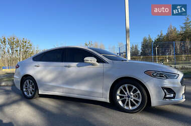 Седан Ford Fusion 2019 в 
