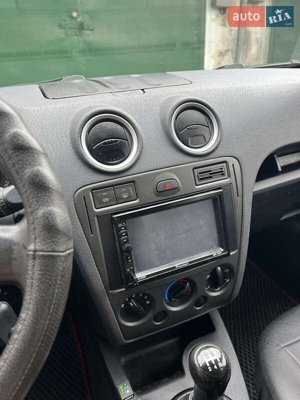 Хэтчбек Ford Fusion 2005 в Ровно