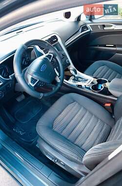 Седан Ford Fusion 2016 в 