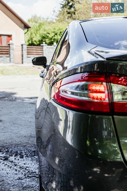 Седан Ford Fusion 2016 в Остроге