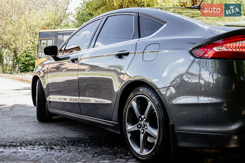 Седан Ford Fusion 2016 в Остроге