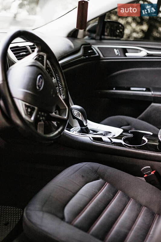 Седан Ford Fusion 2016 в Остроге