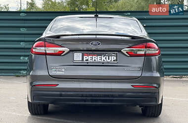 Седан Ford Fusion 2019 в 