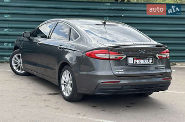 Седан Ford Fusion 2019 в 