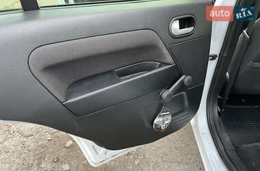 Хэтчбек Ford Fusion 2010 в 