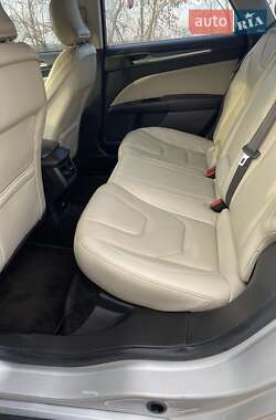 Седан Ford Fusion 2015 в 