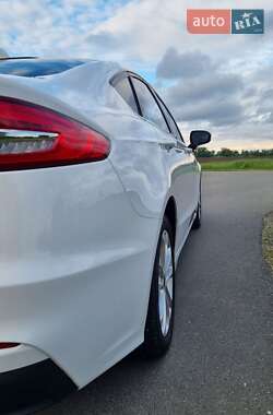 Седан Ford Fusion 2019 в 