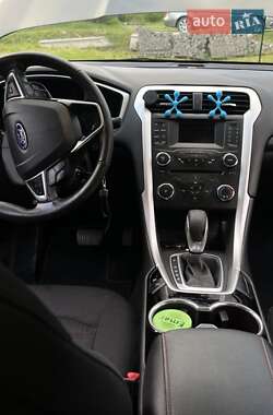 Седан Ford Fusion 2015 в 
