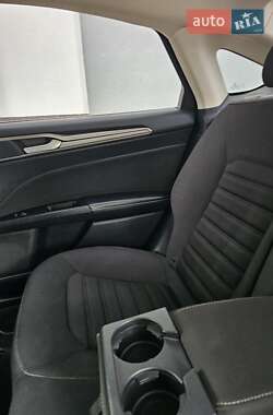 Седан Ford Fusion 2016 в 
