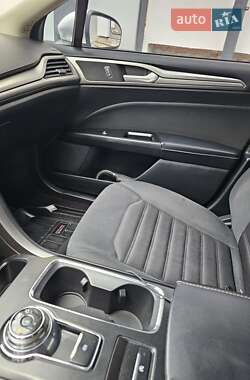 Седан Ford Fusion 2016 в 