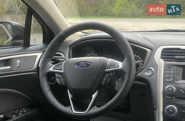 Седан Ford Fusion 2016 в 