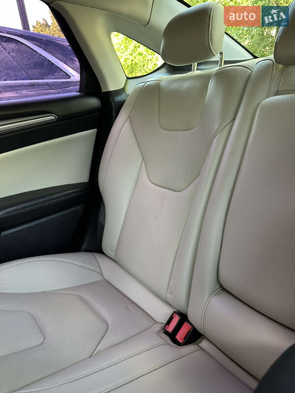 Седан Ford Fusion 2015 в Новомосковську