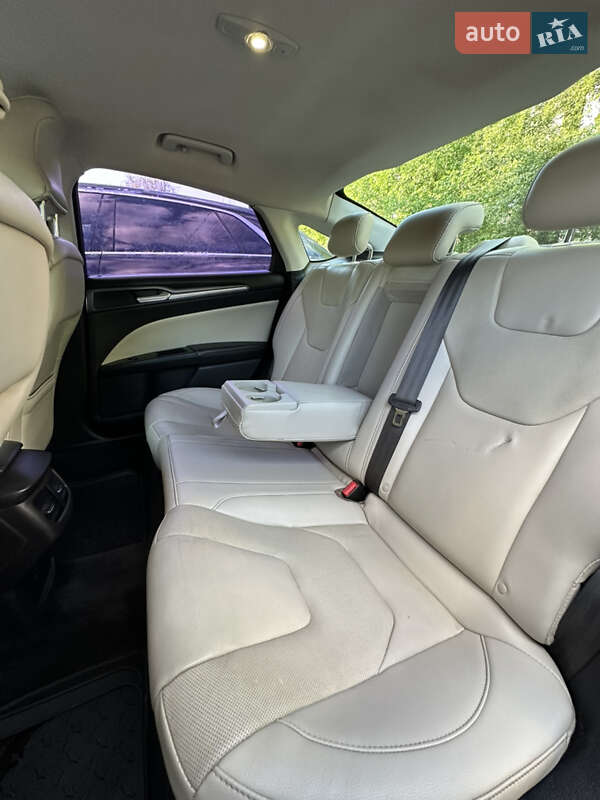Седан Ford Fusion 2015 в Новомосковську