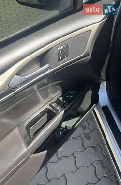 Седан Ford Fusion 2013 в 