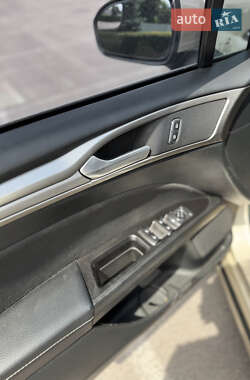 Седан Ford Fusion 2016 в 