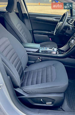 Седан Ford Fusion 2017 в 