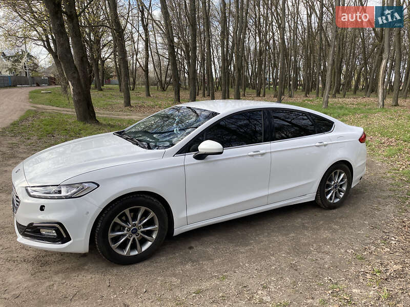 Седан Ford Fusion 2016 в Березане