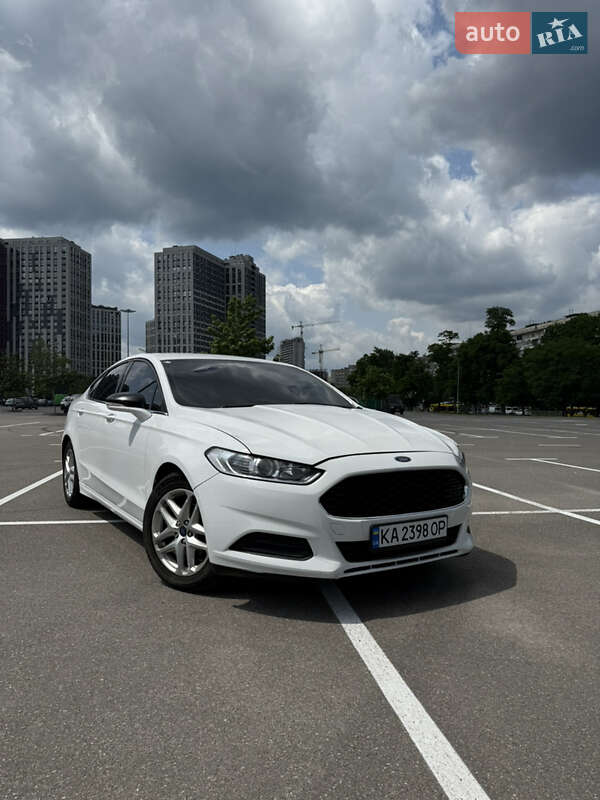 Седан Ford Fusion 2015 в 