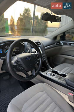 Седан Ford Fusion 2016 в 
