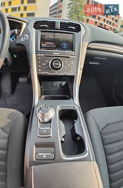 Седан Ford Fusion 2016 в 