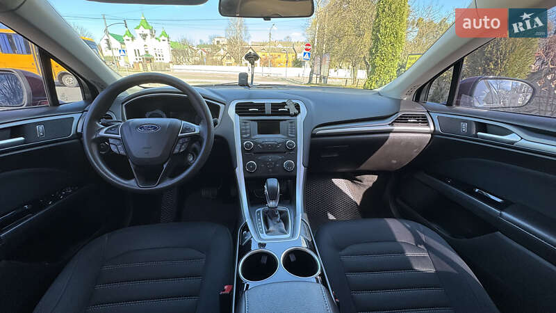 Седан Ford Fusion 2013 в Остроге