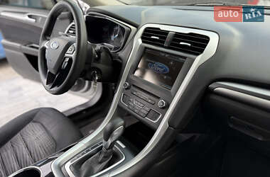Седан Ford Fusion 2016 в 