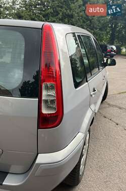 Хэтчбек Ford Fusion 2011 в 