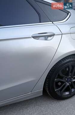 Седан Ford Fusion 2017 в 