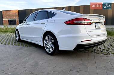 Седан Ford Fusion 2019 в 
