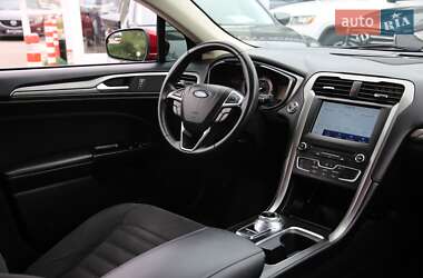 Седан Ford Fusion 2017 в 