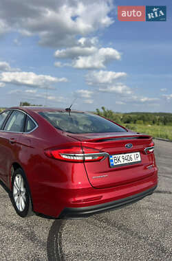 Седан Ford Fusion 2020 в 